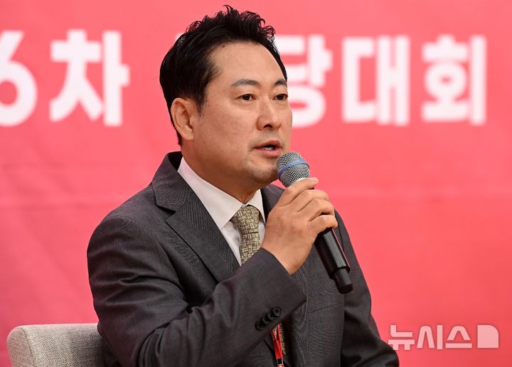 [서울=뉴시스] 국회사진기자단 = 국민의힘 장동혁 당 대표 후보가 26일 오전 서울 여의도 국회 도서관에서 열린 제6차 전당대회 결선에서 사회자 질문에 답하고 있다. 2025.08.26. photo@newsis.com