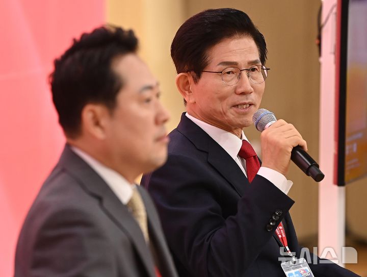 [서울=뉴시스] 국회사진기자단 = 국민의힘 장동혁, 김문수 당 대표 후보가 26일 오전 서울 여의도 국회 도서관에서 열린 제6차 전당대회 결선에서 사회자 질문에 답하고 있다. 2025.08.26. photo@newsis.com