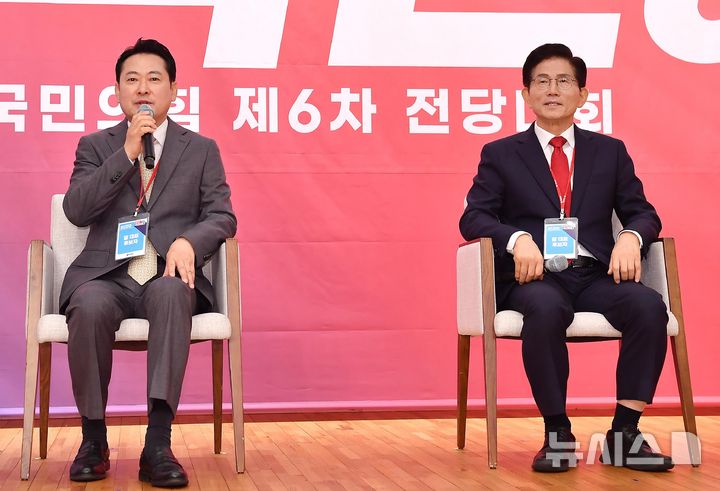 [서울=뉴시스] 국회사진기자단 = 국민의힘 장동혁 당 대표 후보가 26일 오전 서울 여의도 국회 도서관에서 열린 제6차 전당대회 결선에서 사회자 질문에 답하고 있다. 오른쪽은 김문수 후보. 2025.08.26. photo@newsis.com