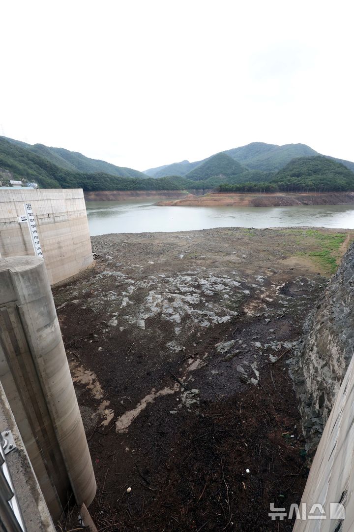 [강릉=뉴시스] 조성봉 기자 = 극심한 가뭄으로 인해 26일 강원 강릉시 성산면 오봉저수지가 바닥을 드러내고 있다. 20205.08.26. suncho21@newsis.com