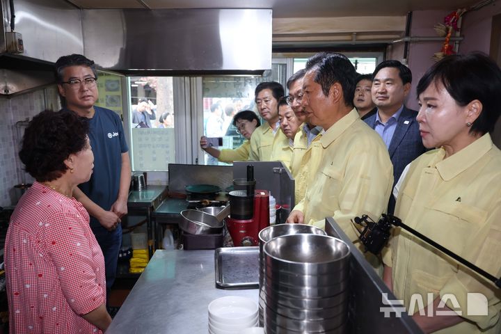 [강릉=뉴시스] 조성봉 기자 = 정청래 더불어민주당 대표가 26일 강원 강릉시 경강로 중앙시장 식당을 찾아 상인에게 가뭄 제한급수로 인한 애로사항을 듣고 있다. 20205.08.26. suncho21@newsis.com