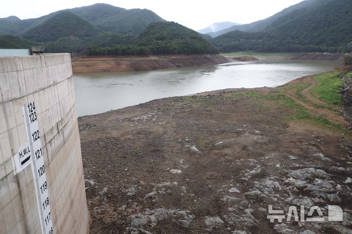 [강릉=뉴시스] 조성봉 기자 = 극심한 가뭄으로 인해 26일 강원 강릉시 성산면 오봉저수지가 바닥을 드러내고 있다. 20205.08.26. suncho21@newsis.com