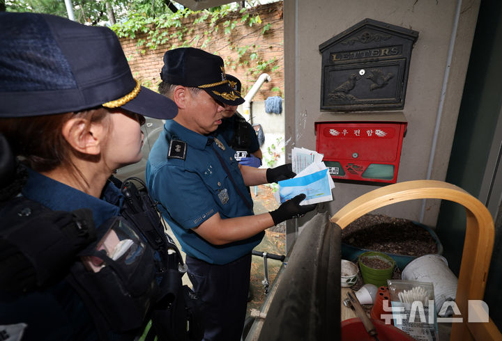[서울=뉴시스] 배훈식 기자 = 캠퍼스 '마약 던지기' 집중 단속 현장 점검이 이뤄진 26일 오전 서울 동대문구 한국외대 등 대학가 일대에서 서울시와 한국외국어대학교, 동대문경찰서, 동대문보건소 합동점검반원들이 에어컨 실외기, 계량기함, 화단 등 다빈도 시설물에 대한 탐색 작업을 하고 있다. 2025.08.26. dahora83@newsis.com