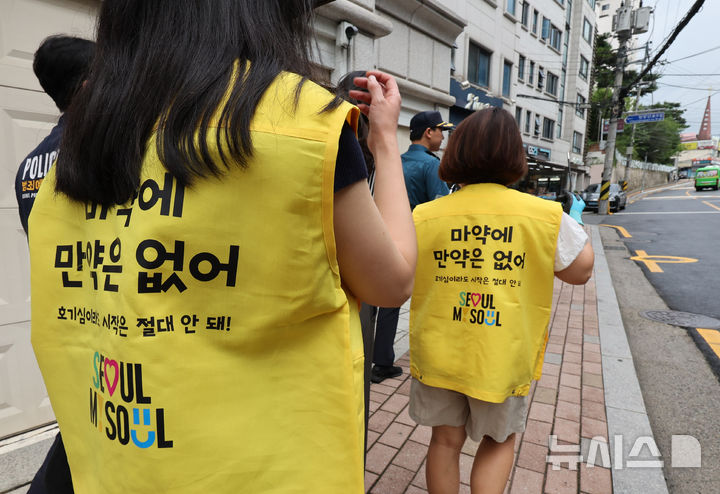 [서울=뉴시스] 배훈식 기자 = 캠퍼스 '마약 던지기' 집중 단속 현장 점검이 이뤄진 26일 오전 서울 동대문구 한국외대 등 대학가 일대에서 서울시와 한국외국어대학교, 동대문경찰서, 동대문보건소 합동점검반원들이 에어컨 실외기, 계량기함, 화단 등 다빈도 시설물에 대한 탐색 작업을 하고 있다. 2025.08.26. dahora83@newsis.com