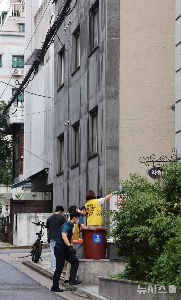 [서울=뉴시스] 배훈식 기자 = 캠퍼스 '마약 던지기' 집중 단속 현장 점검이 이뤄진 26일 오전 서울 동대문구 한국외대 등 대학가 일대에서 서울시와 한국외국어대학교, 동대문경찰서, 동대문보건소 합동점검반원들이 에어컨 실외기, 계량기함, 화단 등 다빈도 시설물에 대한 탐색 작업을 하고 있다. 2025.08.26. dahora83@newsis.com