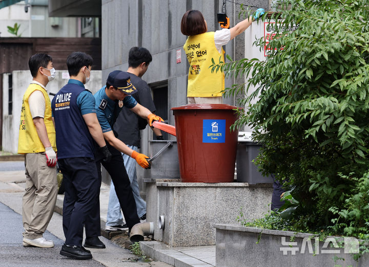 [서울=뉴시스] 배훈식 기자 = 캠퍼스 '마약 던지기' 집중 단속 현장 점검이 이뤄진 26일 오전 서울 동대문구 한국외대 등 대학가 일대에서 서울시와 한국외국어대학교, 동대문경찰서, 동대문보건소 합동점검반원들이 에어컨 실외기, 계량기함, 화단 등 다빈도 시설물에 대한 탐색 작업을 하고 있다. 2025.08.26. dahora83@newsis.com