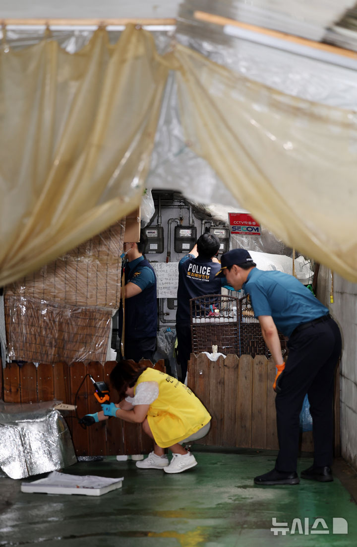 [서울=뉴시스] 배훈식 기자 = 캠퍼스 '마약 던지기' 집중 단속 현장 점검이 이뤄진 26일 오전 서울 동대문구 한국외대 등 대학가 일대에서 서울시와 한국외국어대학교, 동대문경찰서, 동대문보건소 합동점검반원들이 에어컨 실외기, 계량기함, 화단 등 다빈도 시설물에 대한 탐색 작업을 하고 있다. 2025.08.26. dahora83@newsis.com