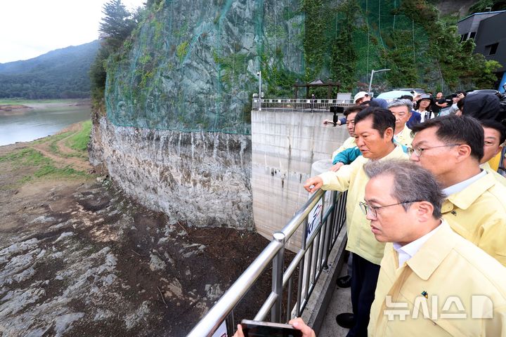 [강릉=뉴시스] 조성봉 기자 = 정청래 더불어민주당 대표가 26일 강원 강릉시 성산면 오봉저수지를 찾아 가뭄 상태를 점검하고 있다. 20205.08.26. suncho21@newsis.com