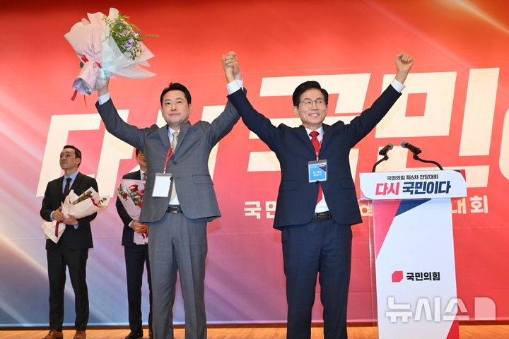 [서울=뉴시스] 국회사진기자단 = 장동혁 신임 국민의힘 대표가 26일 서울 여의도 국회도서관에서 열린 국민의힘 제6차 전당대회 결선에서 김문수 후보와 기념촬영 하고 있다. 2025.08.26. photo@newsis.com