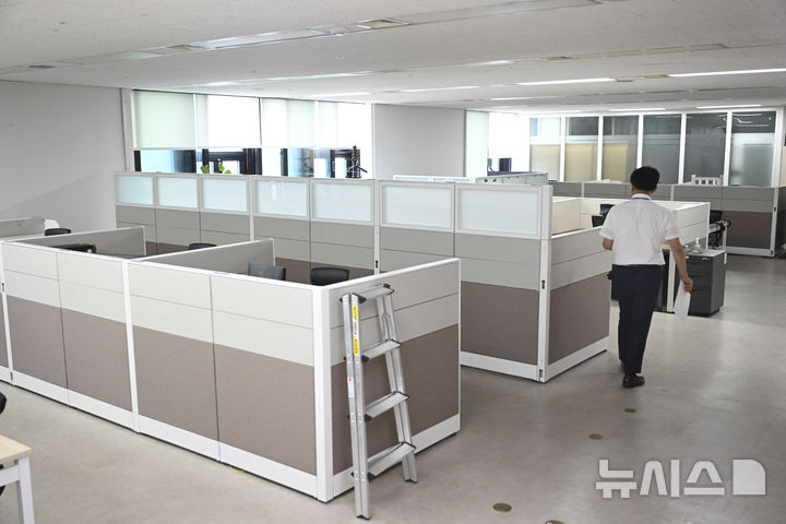 [서울=뉴시스] 추상철 기자 = 행정안전부가 대통령령인 ‘행정안전부와 그 소속기관 직제’를 시행해 경찰국이 폐지된 26일 서울 종로구 정부서울청사 내 경찰국 사무실이 텅 비어 있다. (공동취재) 2025.08.26. photo@newsis.com