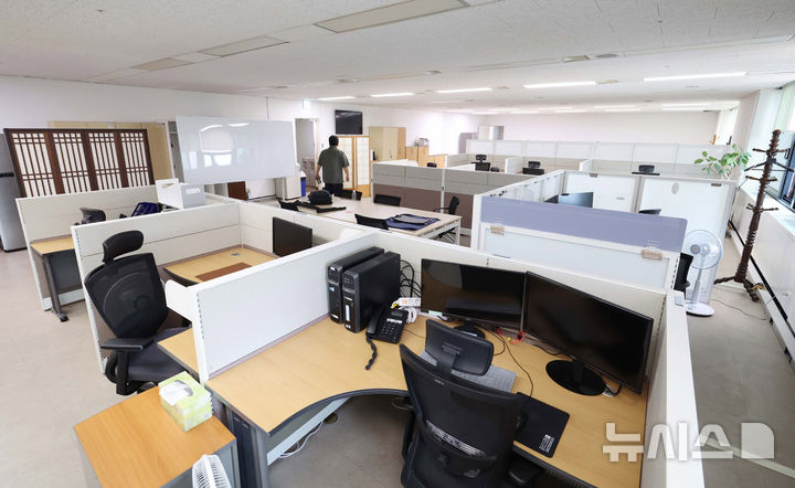 [서울=뉴시스] 추상철 기자 = 행정안전부가 대통령령인 ‘행정안전부와 그 소속기관 직제’를 시행해 경찰국이 폐지된 26일 서울 종로구 정부서울청사 내 경찰국 사무실이 텅 비어 있다. (공동취재) 2025.08.26. photo@newsis.com