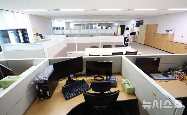 [서울=뉴시스] 추상철 기자 = 행정안전부가 대통령령인 ‘행정안전부와 그 소속기관 직제’를 시행해 경찰국이 폐지된 26일 서울 종로구 정부서울청사 내 경찰국 사무실이 텅 비어 있다. (공동취재) 2025.08.26. photo@newsis.com