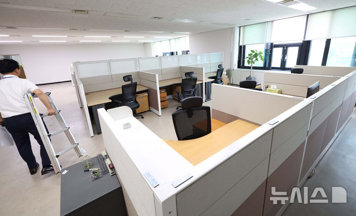 [서울=뉴시스] 추상철 기자 = 행정안전부가 대통령령인 ‘행정안전부와 그 소속기관 직제’를 시행해 경찰국이 폐지된 26일 서울 종로구 정부서울청사 내 경찰국 사무실이 텅 비어 있다. (공동취재) 2025.08.26. photo@newsis.com