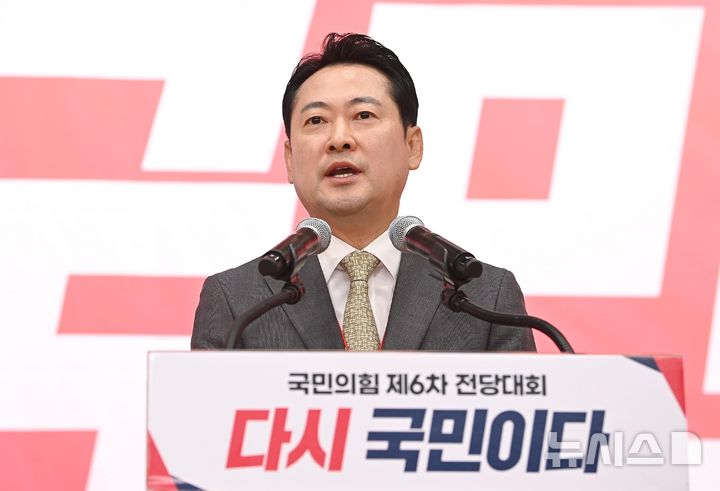 [서울=뉴시스] 국회사진기자단 = 장동혁 신임 국민의힘 대표가 26일 서울 여의도 국회도서관에서 열린 국민의힘 제6차 전당대회 결선에서 수락연설을 하고 있다. 2025.08.26. photo@newsis.com