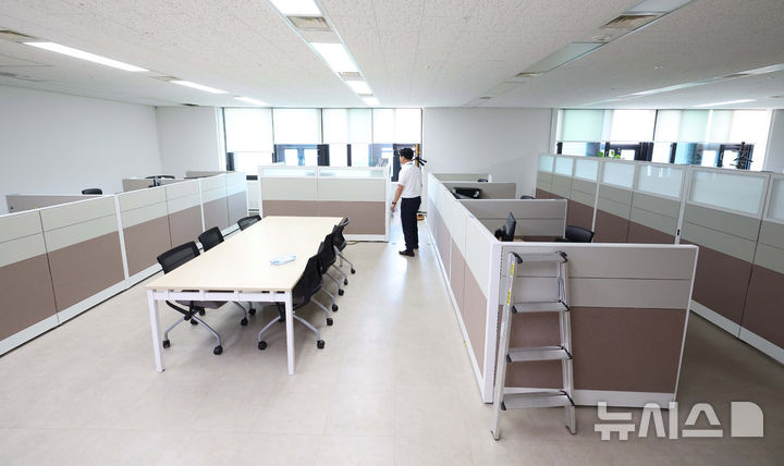[서울=뉴시스] 추상철 기자 = 행정안전부가 대통령령인 ‘행정안전부와 그 소속기관 직제’를 시행해 경찰국이 폐지된 26일 서울 종로구 정부서울청사 내 경찰국 사무실이 텅 비어 있다. (공동취재) 2025.08.26. photo@newsis.com