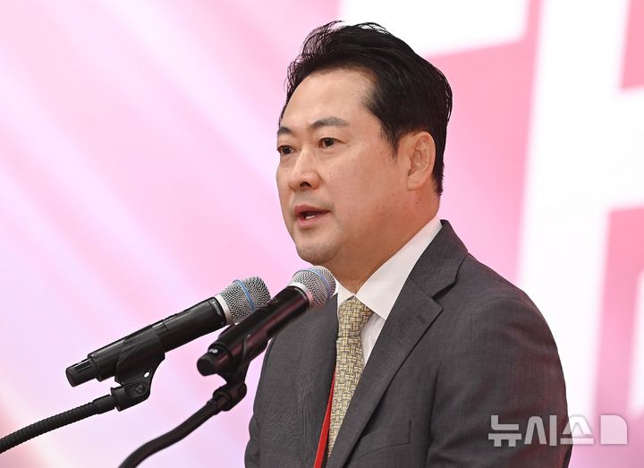 [서울=뉴시스] 국회사진기자단 = 장동혁 신임 국민의힘 대표가 26일 서울 여의도 국회도서관에서 열린 국민의힘 제6차 전당대회 결선에서 수락연설을 하고 있다. 2025.08.26. photo@newsis.com