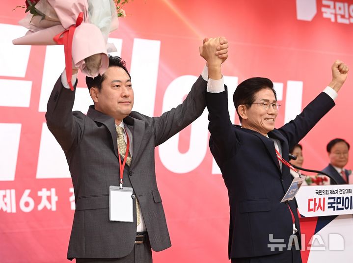 [서울=뉴시스] 국회사진기자단 = 장동혁 신임 국민의힘 대표가 26일 서울 여의도 국회도서관에서 열린 국민의힘 제6차 전당대회 결선에서 김문수 후보와 기념촬영 하고 있다. 2025.08.26. photo@newsis.com