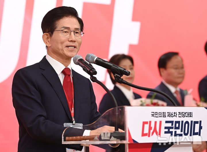 [서울=뉴시스] 국회사진기자단 = 김문수 국민의힘 당 대표 후보가 26일 오전 서울 여의도 국회 도서관에서 열린 제6차 전당대회 결선에서 승복연설을 하고 있다. 2025.08.26. photo@newsis.com