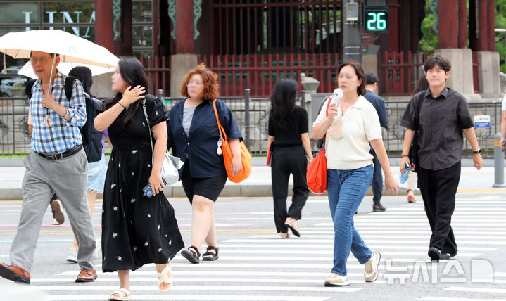 [서울=뉴시스] 김혜진 기자 = 비가 그친 26일 서울 종로구 광화문네거리에서 시민들이 이동하고 있다. 2025.08.26. jini@newsis.com