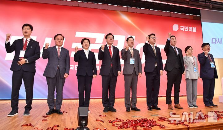 [서울=뉴시스] 국회사진기자단 = 장동혁 신임 국민의힘 대표가 26일 서울 여의도 국회도서관에서 열린 국민의힘 제6차 전당대회 결선에서 선출된 뒤 송언석 원내대표 등 당 지도부들과 기념촬영 하고 있다. 2025.08.26. photo@newsis.com