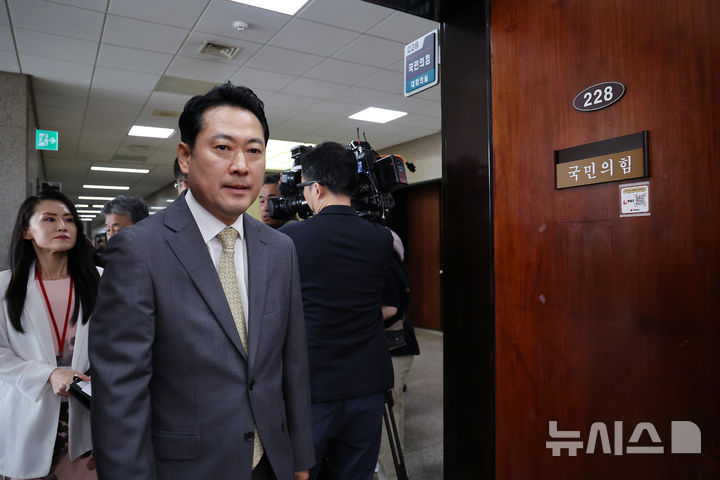 [서울=뉴시스] 김명년 기자 = 장동혁 신임 국민의힘 당대표가 26일 오전 서울 여의도 국회에서 기자회견 위해 이동하고 있다. 2025.08.26. kmn@newsis.com