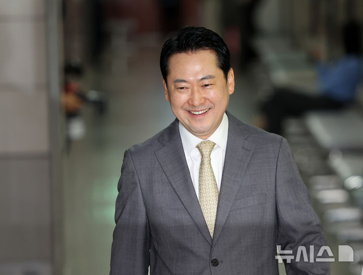 [서울=뉴시스] 김명년 기자 = 장동혁 신임 국민의힘 당대표가 26일 오전 서울 여의도 국회에서 기자회견 위해 이동하고 있다. 2025.08.26. kmn@newsis.com