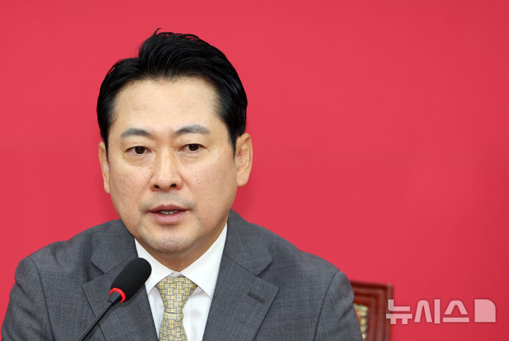 [서울=뉴시스] 김명년 기자 = 장동혁 신임 국민의힘 당대표가 26일 오전 서울 여의도 국회에서 기자회견을 열고 발언하고 있다. 2025.08.26. kmn@newsis.com