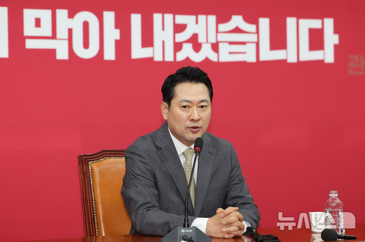 [서울=뉴시스] 김명년 기자 = 장동혁 신임 국민의힘 당대표가 26일 오전 서울 여의도 국회에서 기자회견을 열고 발언하고 있다. 2025.08.26. kmn@newsis.com