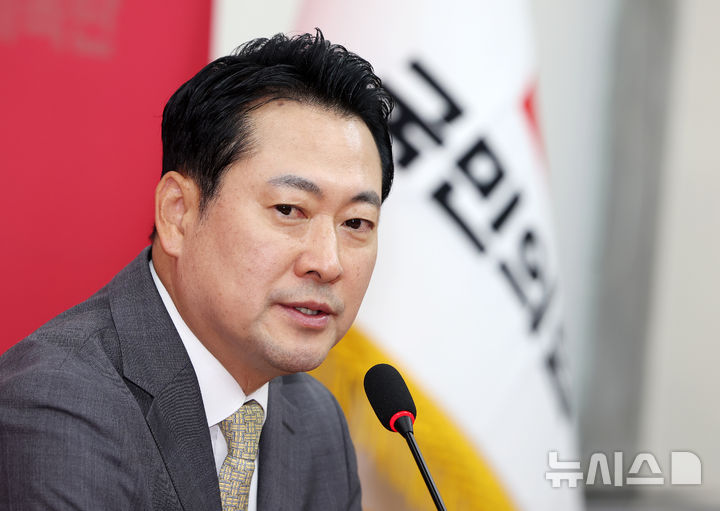 [서울=뉴시스] 김명년 기자 = 장동혁 신임 국민의힘 당대표가 26일 오전 서울 여의도 국회에서 기자회견을 열고 발언하고 있다. 2025.08.26. kmn@newsis.com