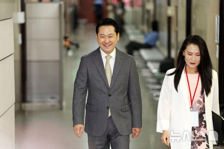 [서울=뉴시스] 김명년 기자 = 장동혁 신임 국민의힘 대표가 26일 오전 서울 여의도 국회에서 기자회견 위해 이동하고 있다. 2025.08.26. kmn@newsis.com