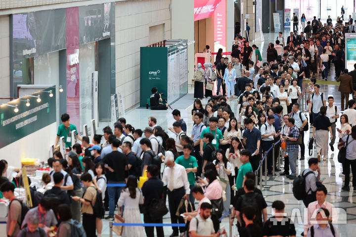 [서울=뉴시스] 권창회 기자 = 지난해 8월26일 서울 강남구 코엑스에서 열린 세계 제약-바이오-건강기능 산업 전시회에서 관람객들이 입장을 위해 길게 줄 서 있다. 2025.08.26. kch0523@newsis.com