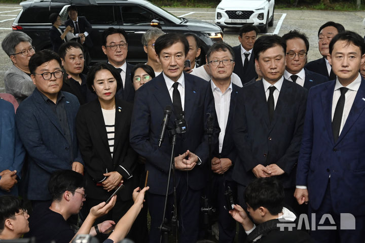 [광주=뉴시스] 박기웅 기자 = 조국 조국혁신당 혁신정책연구원장이 26일 오전 광주 북구 운정동 국립5·18민주묘지와 민족민주열사묘지를 찾아 참배한 뒤 기자들과 만나 발언을 하고 있다. 2025.08.26. pboxer@newsis.com