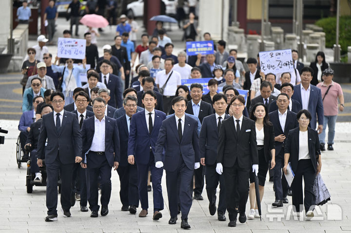 [광주=뉴시스] 박기웅 기자 = 조국 조국혁신당 혁신정책연구원장이 26일 오전 광주 북구 운정동 국립5·18민주묘지를 찾아 오월 영령에 참배하기 위해 추모탑으로 이동하고 있다. 2025.08.26. pboxer@newsis.com