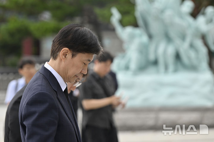 [광주=뉴시스] 박기웅 기자 = 조국 조국혁신당 혁신정책연구원장이 26일 오전 광주 북구 운정동 국립5·18민주묘지를 찾아 참배하고 있다. 2025.08.26. pboxer@newsis.com