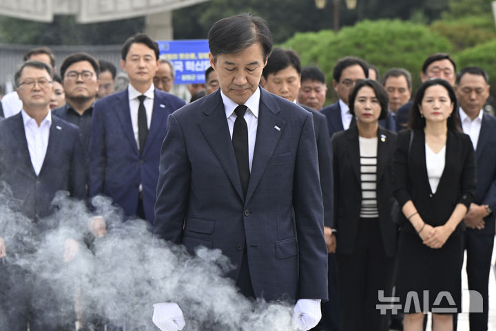 [광주=뉴시스] 박기웅 기자 = 조국 조국혁신당 혁신정책연구원장이 26일 오전 광주 북구 운정동 국립5·18민주묘지를 찾아 참배하고 있다. 2025.08.26. pboxer@newsis.com