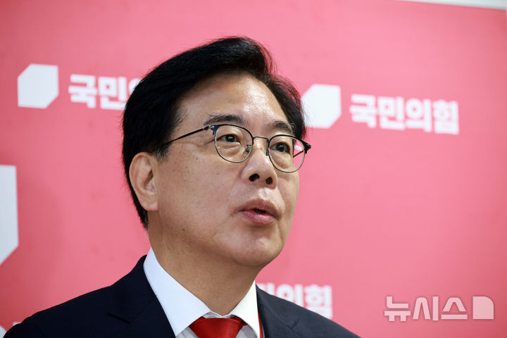 [서울=뉴시스] 김금보 기자 = 송언석 국민의힘 비상대책위원장 겸 원내대표가 26일 오전 서울 여의도 국회에서 한미 정상회담 결과 관련 기자회견을 하고 있다. 2025.08.26. kgb@newsis.com