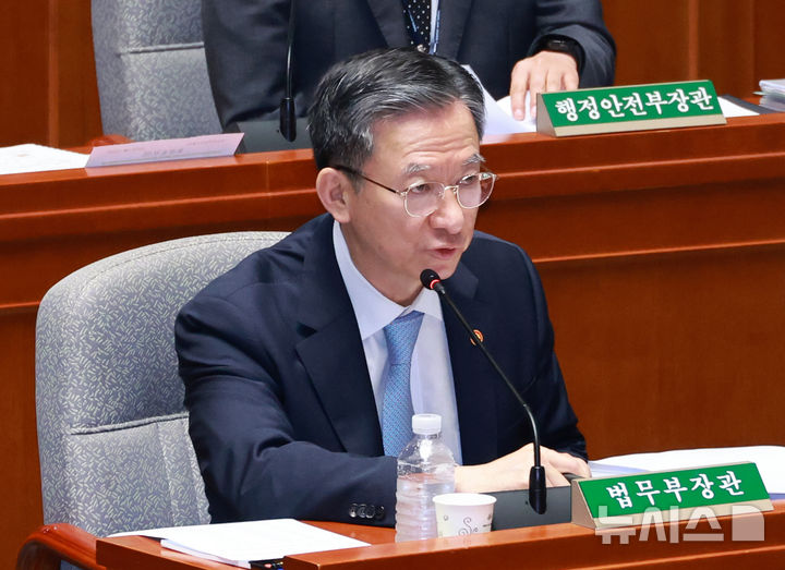 [서울=뉴시스] 김금보 기자 = 정성호 법무부 장관이 26일 오전 서울 여의도 국회에서 열린 예산결산특별위원회 제2차 전체회의에서 질의에 답하고 있다. 2025.08.26. kgb@newsis.com