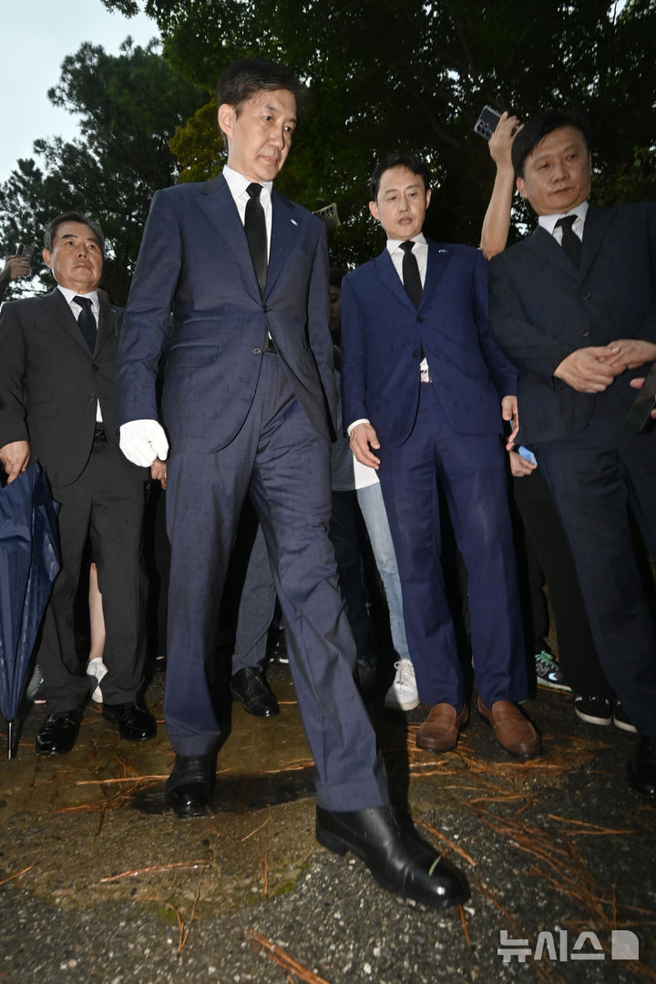 [광주=뉴시스] 박기웅 기자 = 조국 조국혁신당 혁신정책연구원장이 26일 오전 광주 북구 민족민주열사 묘지를 방문해 참배한 뒤 전두환 비석을 밟으며 지나가고 있다. 2025.08.26. pboxer@newsis.com