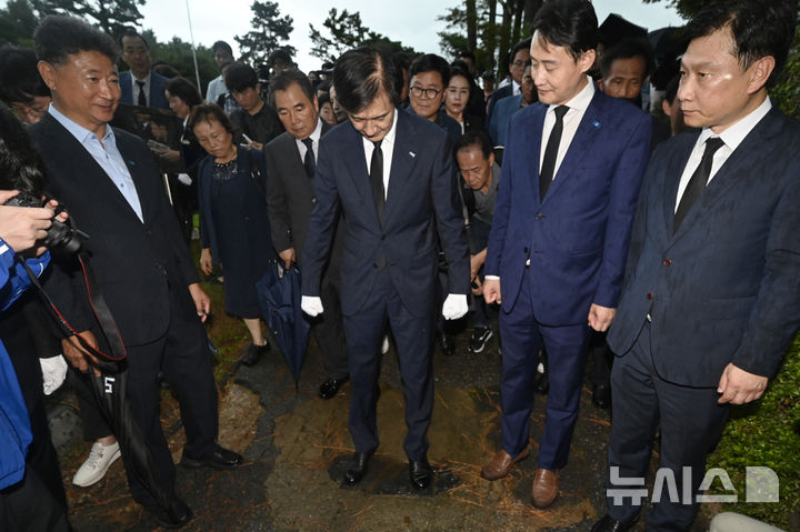 [광주=뉴시스] 박기웅 기자 = 조국 조국혁신당 혁신정책연구원장이 26일 오전 광주 북구 민족민주열사 묘지를 방문해 참배한 뒤 전두환 비석을 밟고 있다. 2025.08.26. pboxer@newsis.com