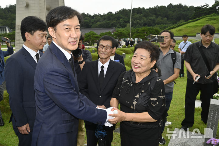 [광주=뉴시스] 박기웅 기자 = 조국 조국혁신당 혁신정책연구원장이 26일 오전 광주 북구 운정동 국립5·18민주묘지에서 고 박관현 열사의 누나 박행순씨와 인사를 나누고 있다. 2025.08.26. pboxer@newsis.com