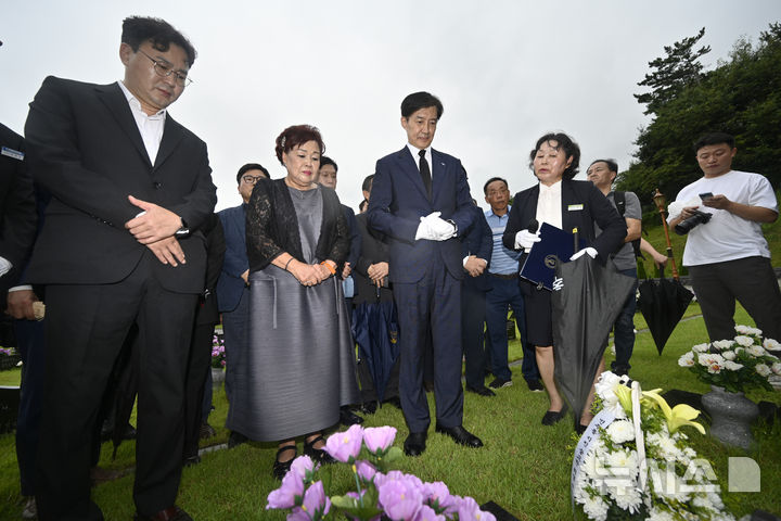 [광주=뉴시스] 박기웅 기자 = 조국 조국혁신당 혁신정책연구원장이 지난 26일 오전 광주 북구 운정동 국립5·18민주묘지를 찾아 이명자 전 오월어머니집 관장과 함께 고 정동년 전 5·18기념재단 이사장 묘소를 참배하고 있다. 2025.08.26. pboxer@newsis.com