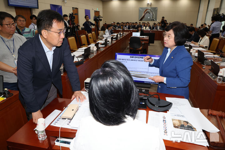 [서울=뉴시스] 김명년 기자 = 26일 오전 서울 여의도 국회 과학기술정보방송통신위원회 전체회의에서 더불어민주당 김현, 국민의힘 최형두 간사가 대화하고 있다. 2025.08.26. kmn@newsis.com