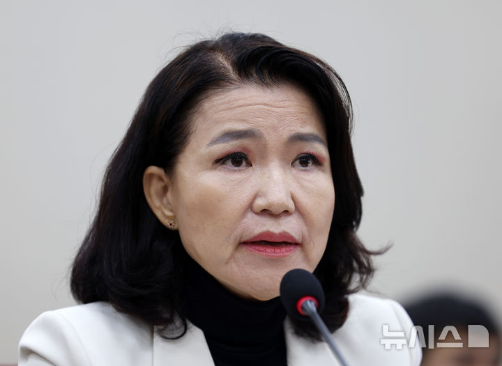 [서울=뉴시스] 김명년 기자 = 이진숙 방송통신위원장이 26일 오전 서울 여의도 국회 과학기술정보방송통신위원회 전체회의에서 박충권 국민의힘 의원 질의에 답하고 있다. 2025.08.26. kmn@newsis.com