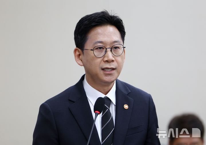 [서울=뉴시스] 김명년 기자 = 배경훈 과학기술정보통신부 장관이 26일 오전 서울 여의도 국회 과학기술정보방송통신위원회 전체회의에서 발언하고 있다. 2025.08.26. kmn@newsis.com