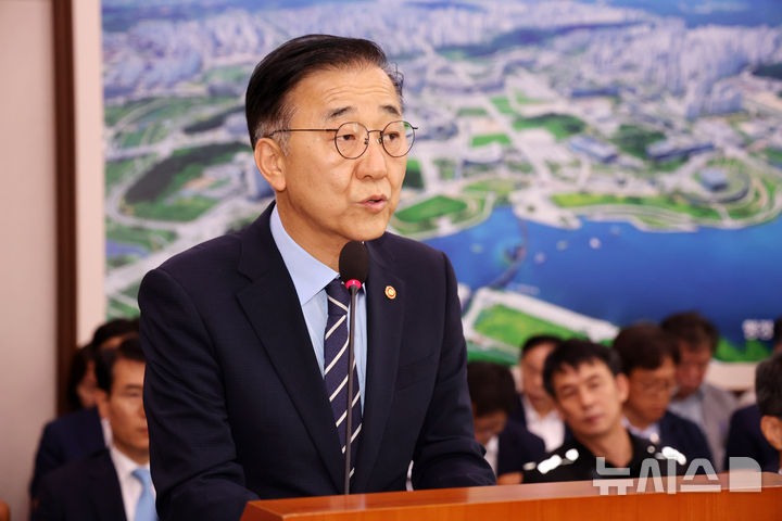 [서울=뉴시스] 김명년 기자 = 김윤덕 국토교통부 장관이 지난 8월26일 오전 서울 여의도 국회 12.29여객기참사 진상규명과 피해자 및 유가족의 피해구제를 위한 특별위원회 전체회의에서 발언하는 모습. 2025.10.13. kmn@newsis.com