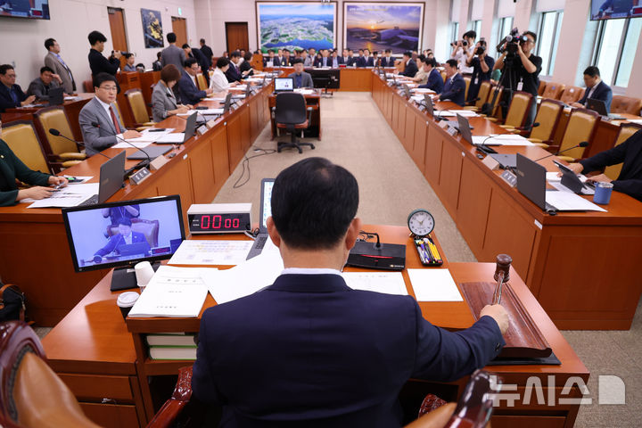 [서울=뉴시스] 김명년 기자 = 26일 오전 서울 여의도 국회 12.29여객기참사 진상규명과 피해자 및 유가족의 피해구제를 위한 특별위원회 전체회의에서 권영진 위원장이 의사봉을 두드리고 있다. 2025.08.26. kmn@newsis.com