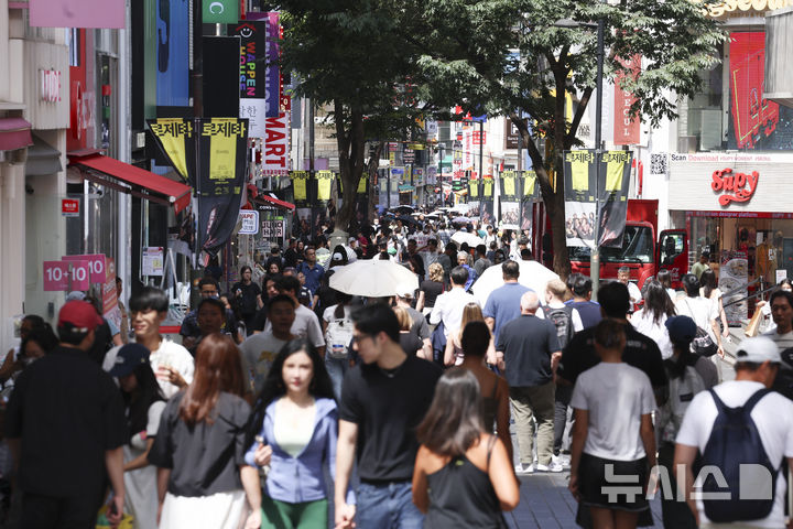 [서울=뉴시스] 김근수 기자 = 26일 오후 서울 명동거리에서 시민들이 쇼핑을 하고 거리를 지나고 있다. 2025.08.26. ks@newsis.com