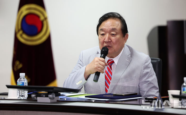 [서울=뉴시스] 김선웅 기자 = 대한노인회 상임고문으로 위촉된 정대철 헌정회장이 26일 서울 중구 부영태평빌딩에서 열린 2025년 대한노인회 고문 위촉식에서 인사말을 하고 있다. 2025.08.26. mangusta@newsis.com