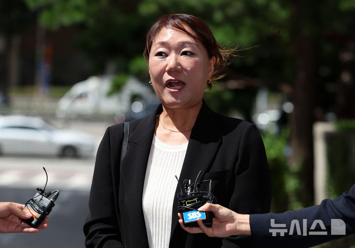 [서울=뉴시스] 조성우 기자 = '명태균 게이트' 제보자인 강혜경 씨가 26일 오후 서울 마포구 서울경찰청 공공범죄수사대에서 이준석 개혁신당 대표의 여론조사 비용 대납 의혹 관련 참고인 조사를 받기 위해 출석하기에 앞서 취재진 질문에 답하고 있다. 2025.08.26. xconfind@newsis.com