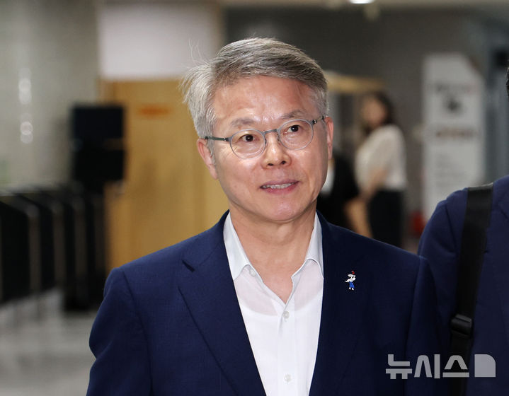 [서울=뉴시스] 김명년 기자 = 민형배 더불어민주당 국민주권 검찰 정상화 특위(검개특위) 위원장이 26일 오후 서울 여의도 국회 의원회관에서 열린 회의에 참석하고 있다. 2025.08.26. kmn@newsis.com